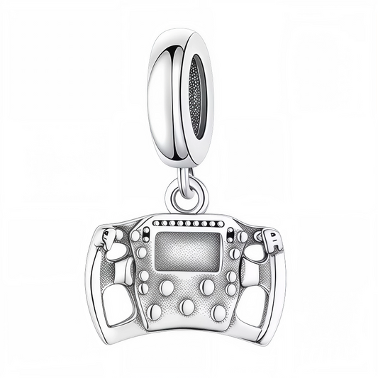 Prenez le contrôle de la piste avec ce charm pendentif en argent 925 inspiré du volant emblématique des voitures de Formule 1. Richement détaillé, il évoque la vitesse, la précision et l'adrénaline du sport automobile. Parfait pour les passionnés de F1, ce bijou miniature célèbre la maîtrise et la performance, avec une finition argentée élégante et des boutons finement sculptés pour un réalisme saisissant.