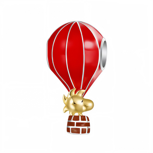 Apportez une touche de fantaisie et de douceur à votre collection avec ce charm unique représentant Woodstock perché dans une montgolfière inspirée de l’univers de Snoopy. Ce design charmant et coloré capture l’esprit joyeux et l’aventure des célèbres personnages, parfait pour les fans de Peanuts ou pour ajouter une note ludique à vos bijoux.

Fabriqué en argent 925, ce bijou se distingue par ses détails soignés et ses finitions éclatantes. Les couleurs vives de la montgolfière et la posture espiègle de Woo