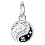 Charm en Argent 925 représentant le symbole du Yin et Yang. Équipée d’un anneau,&nbsp; convient parfaitement pour un collier ou un bracelet.