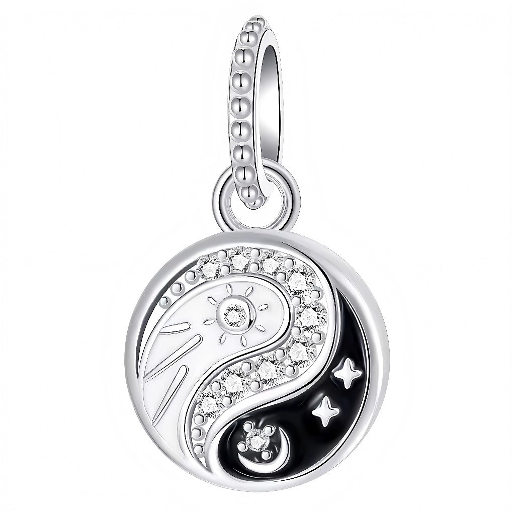 Charm en Argent 925 représentant le symbole du Yin et Yang. Équipée d’un anneau,&nbsp; convient parfaitement pour un collier ou un bracelet.
