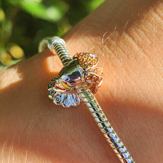 Ajoutez une touche de suspense et de frissons à votre collection avec ce charm représentant Ça, le célèbre clown maléfique du roman de Stephen King. Conçu en argent sterling S925, ce charm capture l'essence terrifiante et emblématique de Pennywise, avec ses traits distinctifs et son sourire inquiétant.

Le design minutieux de Pennywise, avec son maquillage clownesque et son expression sinistre, est parfait pour les amateurs d'horreur et les fans du roman culte.