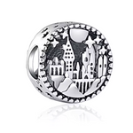 Emportez un morceau de l'univers magique avec vous grâce à ce charm représentant l'école de sorcellerie de Poudlard. Fabriqué en argent sterling 925, ce charm de haute qualité est compatible avec tous les bracelets Pandora, vous permettant d'ajouter un symbole emblématique du monde de Harry Potter à votre bijou préféré. Idéal pour les fans de la saga, ce charm capture l'architecture majestueuse de l'école de sorcellerie avec des détails minutieux, rendant hommage à l'endroit où la magie prend vie.