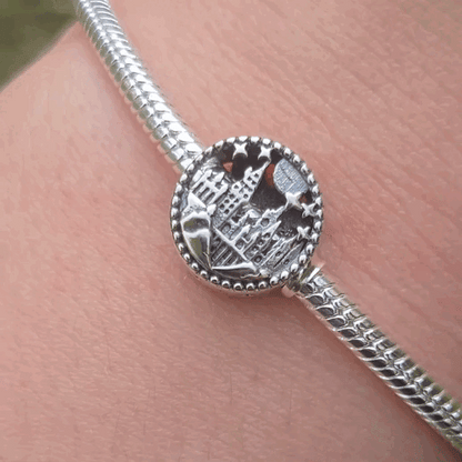 Emportez un morceau de l'univers magique avec vous grâce à ce charm représentant l'école de sorcellerie de Poudlard. Fabriqué en argent sterling 925, ce charm de haute qualité est compatible avec tous les bracelets Pandora, vous permettant d'ajouter un symbole emblématique du monde de Harry Potter à votre bijou préféré. Idéal pour les fans de la saga, ce charm capture l'architecture majestueuse de l'école de sorcellerie avec des détails minutieux, rendant hommage à l'endroit où la magie prend vie.