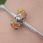 Ajoutez une touche de tendresse à votre collection avec ce Charm - Écureuil avec un Cœur, en argent sterling S925. Ce charm adorable représente un petit écureuil câlinant un cœur, symbolisant l'amour et l'affection. Parfait pour les amoureux de la nature et des animaux, ce charm apporte une dose de joie et de douceur à votre style.