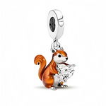 Ce charm pendant en argent 925 met en scène un adorable écureuil roux, assis sur ses pattes arrière avec une grande queue enroulée et un pelage orangé brillant. Entre ses petites pattes, il serre un coeur transparente façon cristal, qui accroche joliment la lumière à chaque mouvement du bracelet.

Caractéristiques :

- Matière : Argent 925 avec émail orangé et pierre synthétique transparente.
- Design : Écureuil assis tenant un coeur cristallin, suspendu à une bélière lisse.
- Coloris : Argent lumineux, rou