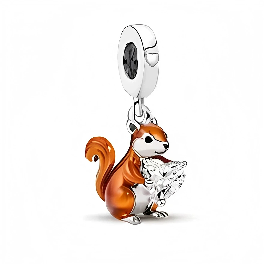 Ce charm pendant en argent 925 met en scène un adorable écureuil roux, assis sur ses pattes arrière avec une grande queue enroulée et un pelage orangé brillant. Entre ses petites pattes, il serre un coeur transparente façon cristal, qui accroche joliment la lumière à chaque mouvement du bracelet.

Caractéristiques :

- Matière : Argent 925 avec émail orangé et pierre synthétique transparente.
- Design : Écureuil assis tenant un coeur cristallin, suspendu à une bélière lisse.
- Coloris : Argent lumineux, rou