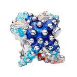 Charm délicat en forme d’étoile de mer, inspiré de l’univers marin et des paysages ensoleillés. Son design élégant et naturel apporte une touche fraîche et estivale à votre bracelet, parfait pour garder un souvenir de vacances ou afficher votre amour de la mer.

Caractéristiques :

- Matière : Argent 925.
- Design : Étoile de mer stylisée avec détails en relief.
- Style : Marin, naturel et estival.
- Symbolique : Liberté, voyage, évasion et sérénité.
- Compatibilité : Charm compatible avec bracelets et coll