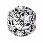 Célébrez le mois d’avril avec ce charm en argent 925 orné de magnifiques étoiles serties de strass blancs éclatants. Son design raffiné et lumineux en fait un bijou parfait pour personnaliser votre bracelet ou offrir un cadeau élégant à une personne née en avril.