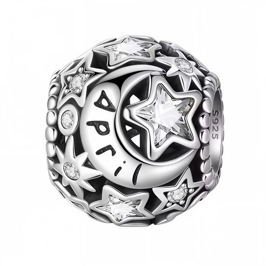 Célébrez le mois d’avril avec ce charm en argent 925 orné de magnifiques étoiles serties de strass blancs éclatants. Son design raffiné et lumineux en fait un bijou parfait pour personnaliser votre bracelet ou offrir un cadeau élégant à une personne née en avril.