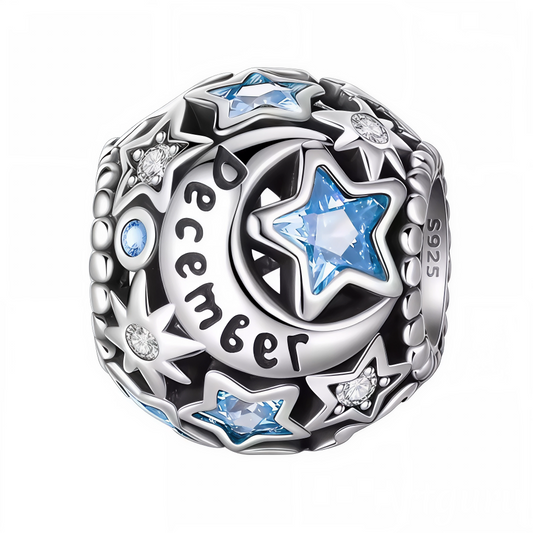 Célébrez la magie du mois de décembre avec ce charm en argent 925 orné d’étoiles délicatement serties de strass bleu clair scintillants. Un bijou élégant et raffiné, parfait pour personnaliser votre bracelet ou offrir un cadeau plein de fraîcheur et de douceur à une personne née en décembre.
