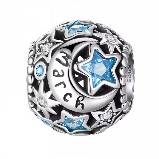 Célébrez le mois de mars avec ce charm en argent 925 orné de superbes étoiles serties de strass bleu clair scintillants. Alliant élégance et éclat, ce bijou raffiné est parfait pour personnaliser votre bracelet ou offrir un cadeau unique à une personne née en mars.