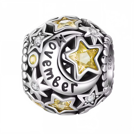 Illuminez le mois de novembre avec ce charm en argent 925 délicatement orné d’étoiles serties de strass jaune clair éclatants. Ce bijou subtil et élégant est parfait pour personnaliser votre bracelet ou offrir un cadeau rempli de chaleur et de douceur à une personne née en novembre.