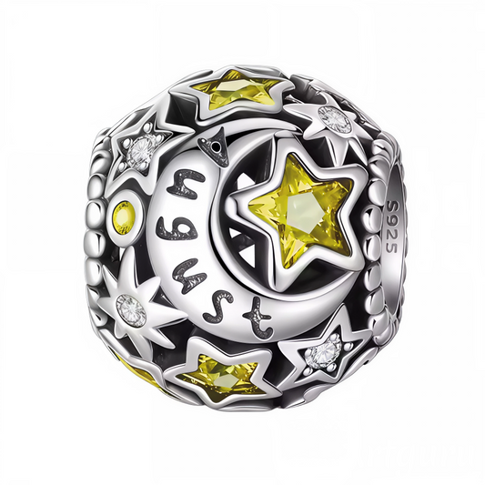 Célébrez le mois d’août avec ce charm en argent 925 orné de magnifiques étoiles serties de strass jaunes lumineux. Son éclat chaleureux et son design raffiné en font un bijou idéal pour personnaliser votre bracelet ou offrir un cadeau unique à une personne née en août.