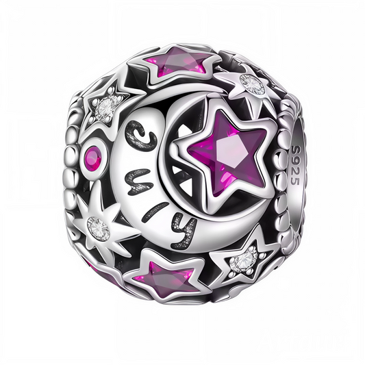 Célébrez le mois de juillet avec ce charm en argent 925 orné de magnifiques étoiles serties de strass rose foncé éclatants. Avec son design raffiné et sa touche de couleur intense, ce bijou est parfait pour personnaliser votre bracelet ou offrir un cadeau élégant à une personne née en juillet.