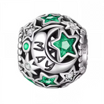 Célébrez le mois de mai avec ce charm en argent 925 orné de superbes étoiles serties de strass verts éclatants. Ce bijou raffiné et lumineux est idéal pour personnaliser votre bracelet ou offrir un cadeau plein de sens à une personne née en mai.