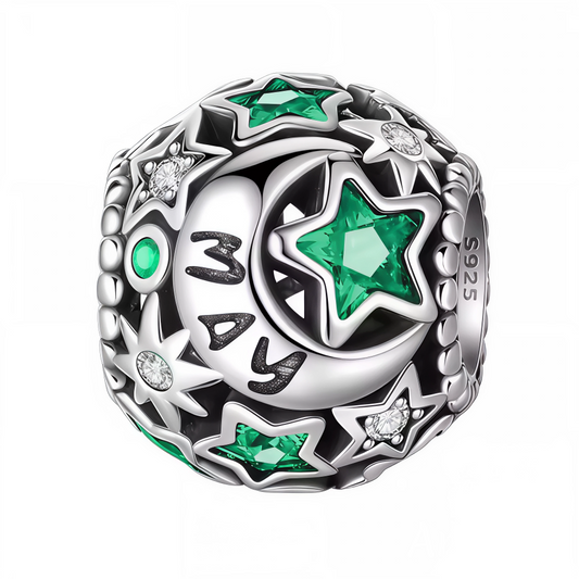 Célébrez le mois de mai avec ce charm en argent 925 orné de superbes étoiles serties de strass verts éclatants. Ce bijou raffiné et lumineux est idéal pour personnaliser votre bracelet ou offrir un cadeau plein de sens à une personne née en mai.