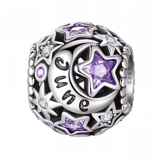 Célébrez le mois de juin avec ce charm en argent 925 orné de magnifiques étoiles serties de strass violet clair scintillants. Son éclat délicat et son design raffiné en font un bijou idéal pour personnaliser votre bracelet ou offrir un cadeau unique à une personne née en juin.