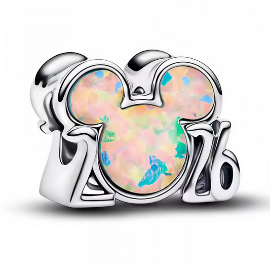 Ce charm unique affiche l’année 2026, où le 0 prend la forme iconique de la tête de Mickey. En métal argenté brillant, il capture l’esprit festif et l’enchantement intemporel de Disney. Parfait pour marquer une année mémorable, un voyage à Disneyland ou simplement célébrer sa passion pour l’univers magique de Mickey. Un bijou joyeux et symbolique, à la fois collector et élégant.