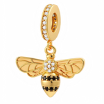 Ajoutez une touche de nature et de symbolisme à votre bracelet avec ce charm en argent 925 représentant une abeille délicatement sculptée. Symbole de travail acharné, de prospérité et de collaboration, ce bijou incarne la beauté de la nature et l’importance de l’équilibre dans la vie.