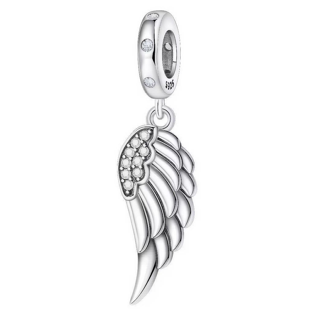 Ajoutez une touche céleste à votre bracelet avec ce charm en argent 925 représentant une aile d’ange délicatement sculptée. Symbole de protection, de guidance et de spiritualité, ce bijou évoque la bienveillance des anges et l’élégance des plumes légères.