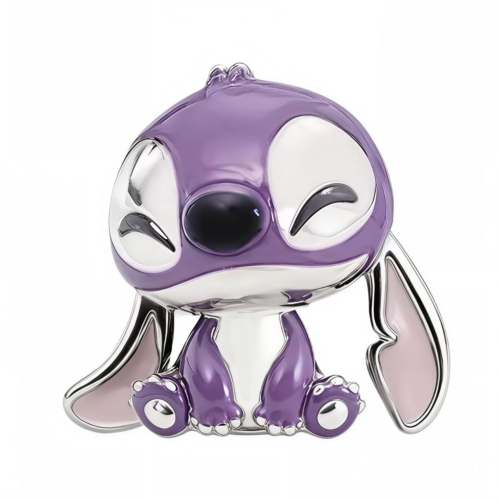 Ce charm met en valeur Angel dans une posture calme et adorable: regard fermé façon clin d’œil, museau brillant et grandes oreilles tombantes rehaussées de rose. Les émaux lavande lumineux contrastent avec les contours argent polis, offrant un rendu doux et élégant. Parfait pour former un duo avec Stitch lavande ou compléter une composition hawaïenne pastel.