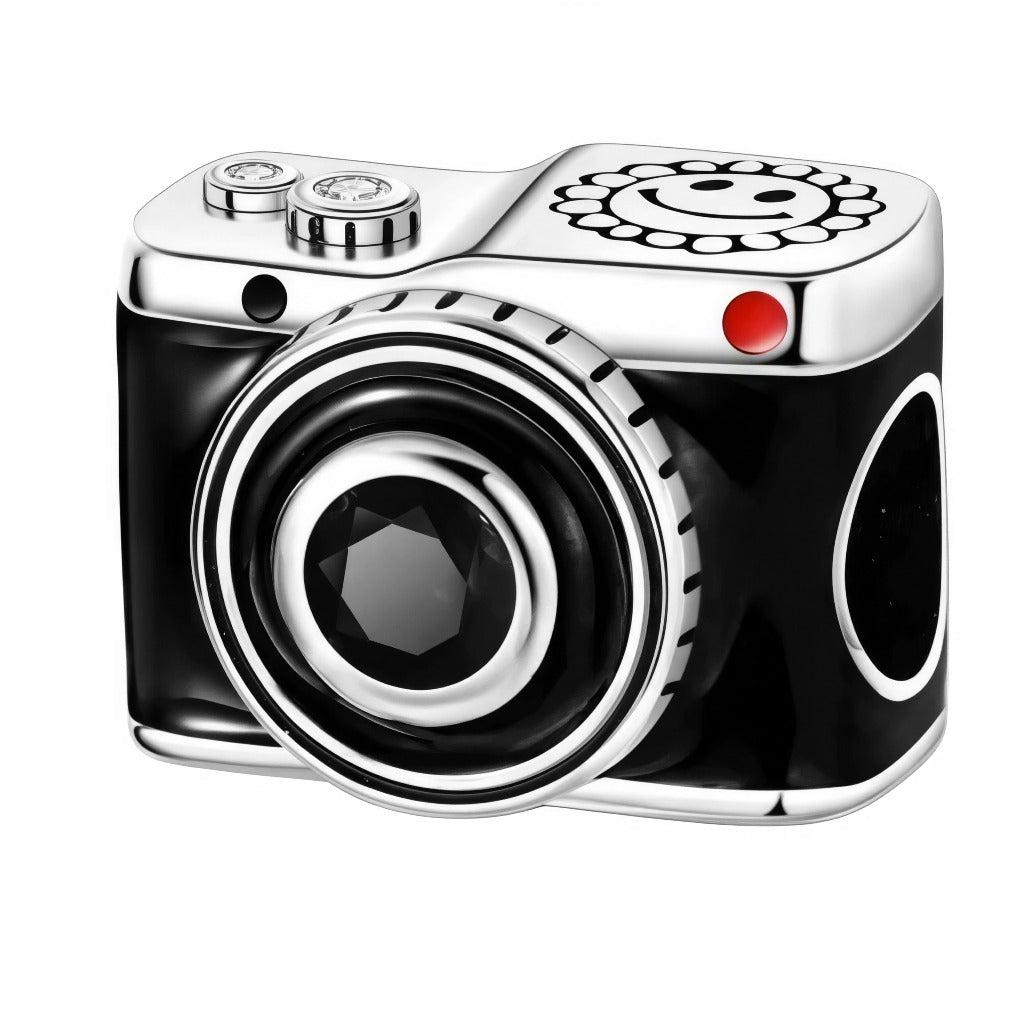 Immortalisez chaque instant avec ce charm en forme d’appareil photo. Ce bijou élégant, évoquant la magie de capturer des souvenirs, est parfait pour les passionnés de photographie ou ceux qui chérissent les moments précieux.