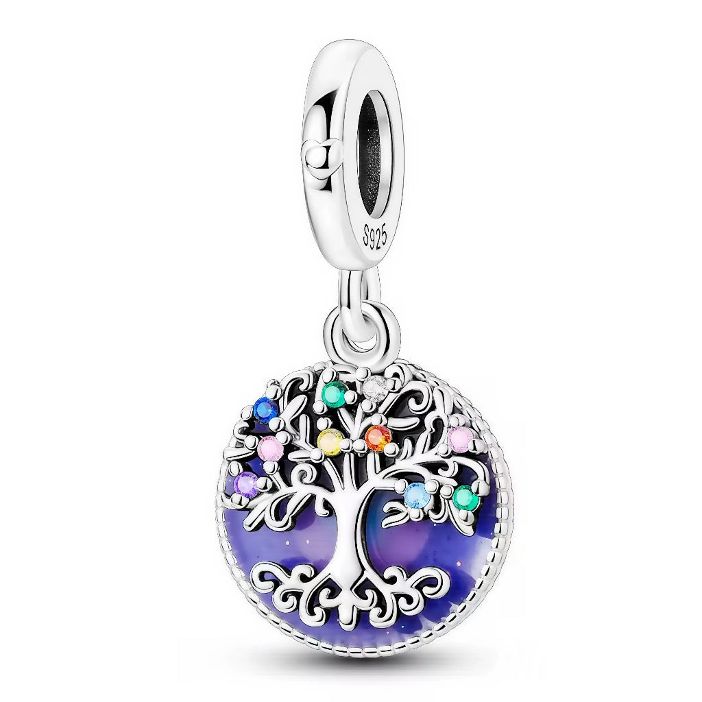 Sublimez votre collection de bijoux avec ce charm pendentif Arbre de Vie en argent 925, orné de pierres de zircon colorées. Sa base émaillée aux nuances violettes met en valeur l’élégance de l’arbre ajouré, symbole de force et d’harmonie. Les petites pierres scintillantes multicolores représentent la diversité et la vitalité, faisant de ce bijou un porte-bonheur idéal pour célébrer les moments précieux de la vie. Compatible avec tous les bracelets à charms classiques, ce pendentif ajoutera une touche sophis