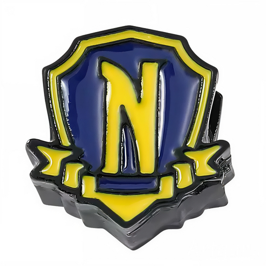 Affichez votre appartenance à l’univers énigmatique de Mercredi Addams avec ce charm inspiré du blason iconique de la Nevermore Academy. En argent 925, il combine esthétique gothique, raffinement académique et une touche d’audace. Parfait pour les amateurs de la série, ce bijou mystérieux deviendra un symbole d’originalité et de fierté sombre.