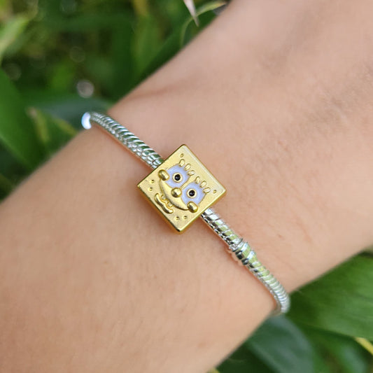 Plongez dans l’univers décalé et joyeux de Bob l’Éponge avec ce charm en argent 925. Représentant l’iconique habitant de Bikini Bottom, ce bijou est parfait pour les amateurs de nostalgie et d’originalité. Son design détaillé capture l’esprit espiègle et attachant de ce personnage culte, ajoutant une touche amusante et unique à votre collection.