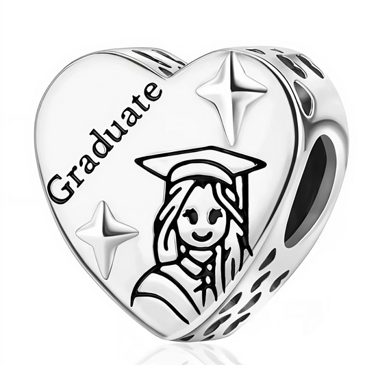 Célébrez la réussite et la détermination avec ce charm non pendentif en forme de cœur, délicatement décoré d’un dessin stylisé d’une diplômée et gravé de l’inscription "Graduate". Réalisé en argent 925, ce bijou symbolise la fierté, le courage et l’accomplissement d’un parcours exceptionnel.