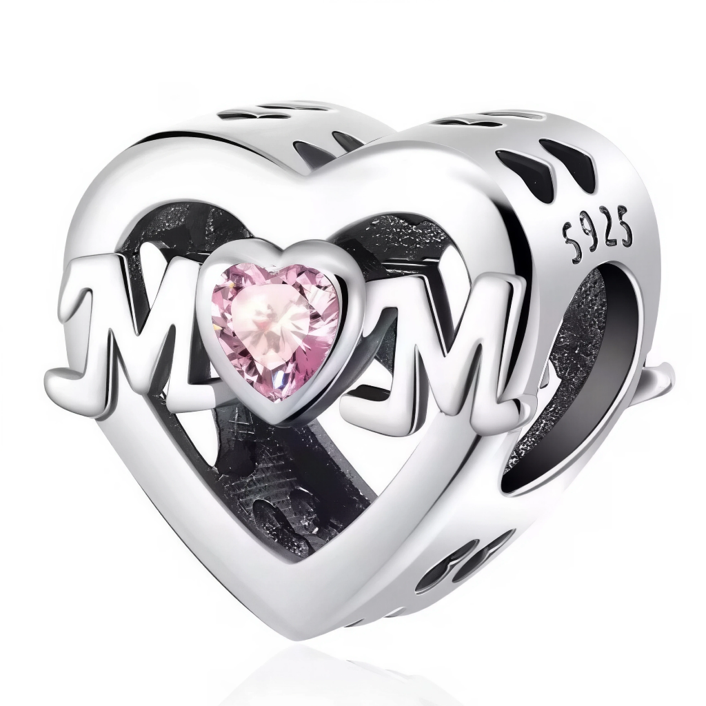 Exprimez votre amour pour votre maman avec ce charm Cœur Mom, en argent 925 et orné d’une gravure élégante "Mom". Le design intemporel symbolise l’amour et l’admiration que vous portez à votre mère.