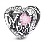 Ce charm en argent 925 forme un cœur ajouré orné de l’inscription « Mom » et d’un cristal rose en forme de cœur au centre, entouré de zircons blancs scintillants. Il exprime un amour maternel profond, précieux comme un joyau gardé près du cœur.

Caractéristiques

Matière : Argent 925, cristal rose et zircons blancs.
Design : Double cœur entrelacé, lettrage fluide en relief.
Compatibilité : Glisse sur bracelets et colliers à maille européenne.