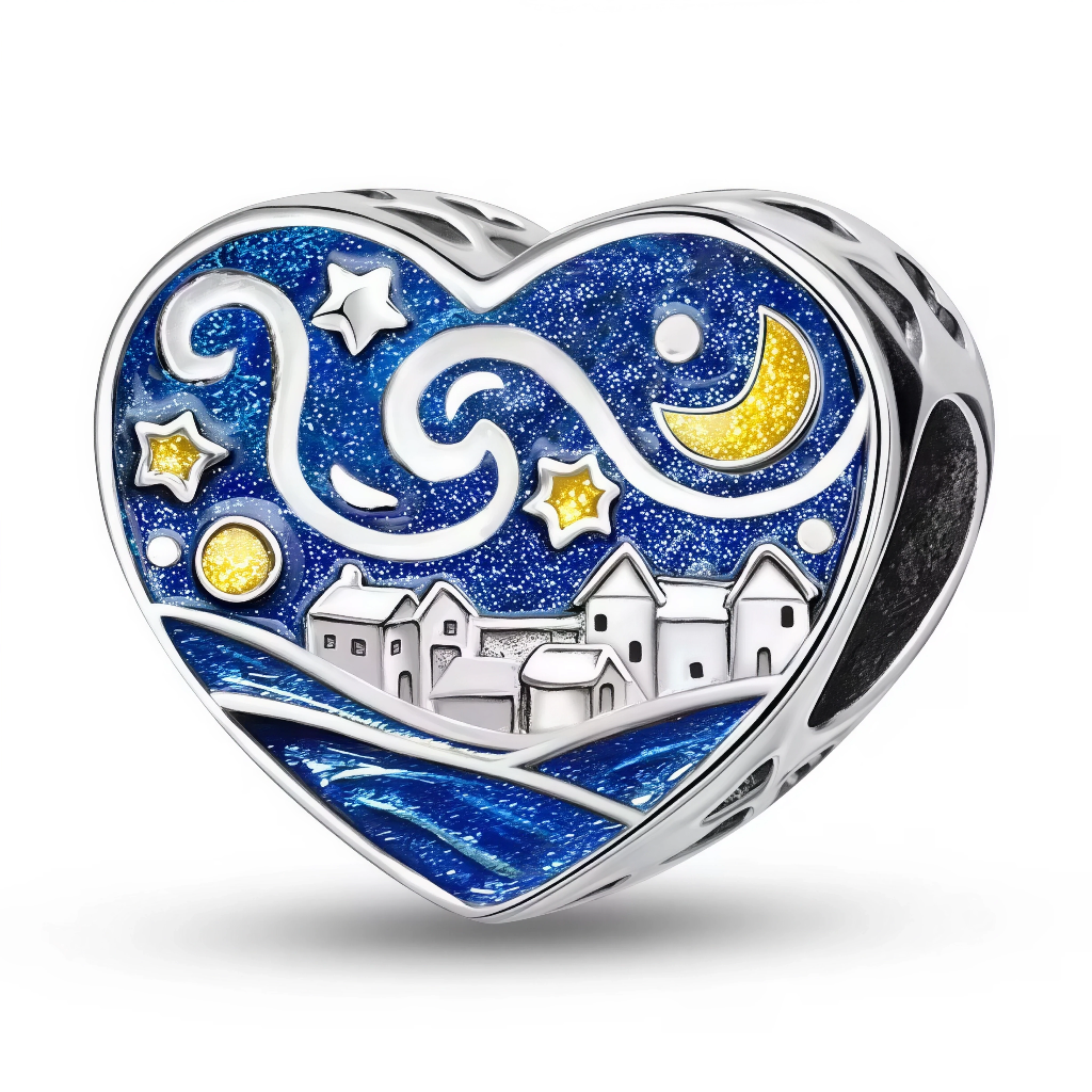Ce charm cœur en argent 925 reproduit paysage nocturne tourbillonnant maisons blanches lune jaune étoiles tourbillons bleus. Symbole rêves artistiques inspiration nocturne Van Gogh.

Caractéristiques

Matière : Argent 925 émail bleu jaune paillettes.
Design : Peinture miniature reliefée encadrée ajourée.
Compatibilité : Bracelets colliers thèmes art impressionniste.