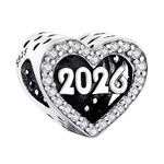Ce charm en forme de cœur plein affiche en son centre les chiffres « 2026 » en relief, posés sur un fond noir brillant. Le pourtour du cœur est entièrement bordé d’oxydes de zirconium transparents qui forment un second cœur scintillant autour de la date.

Caractéristiques :
-Matière : Argent 925 avec fond émaillé/noirci et oxydes de zirconium transparents sertis sur le contour.
-Détails : Double cœur, inscription « 2026 » en relief, gravure S925 sur le côté, découpes ajourées à l’arrière.
-Compatibilité : C