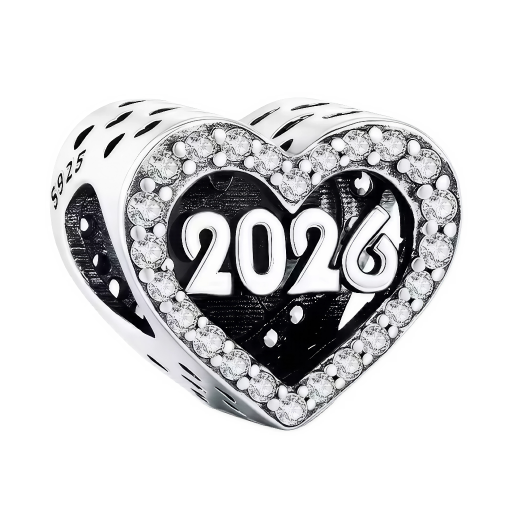 Ce charm en forme de cœur plein affiche en son centre les chiffres « 2026 » en relief, posés sur un fond noir brillant. Le pourtour du cœur est entièrement bordé d’oxydes de zirconium transparents qui forment un second cœur scintillant autour de la date.

Caractéristiques :
-Matière : Argent 925 avec fond émaillé/noirci et oxydes de zirconium transparents sertis sur le contour.
-Détails : Double cœur, inscription « 2026 » en relief, gravure S925 sur le côté, découpes ajourées à l’arrière.
-Compatibilité : C