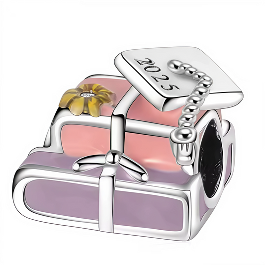 Offrez un symbole festif de réussite avec ce charm non pendentif représentant des cadeaux empilés, finement décorés et gravés de l’année "2025". Ce bijou en argent 925 capture l’esprit de célébration et la joie d’un accomplissement marquant. Parfait pour immortaliser un moment unique avec une touche ludique et élégante.