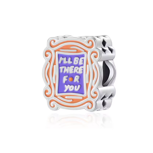 Capturez l'essence de l'amitié avec ce charm représentant le célèbre cadre doré autour de la porte dans Friends, accompagné de l'iconique inscription "I'll Be There For You". Ce bijou est un hommage à la série qui a marqué toute une génération, symbolisant le soutien et la complicité entre amis. Un incontournable pour tout fan de Friends 