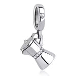 Ajoutez une touche d'élégance et de convivialité à votre collection avec ce charm en forme de cafetière italienne. Parfait pour les amateurs de café et les passionnés d’art de vivre, ce bijou intemporel est un clin d'œil aux moments partagés autour d’une tasse de café.
