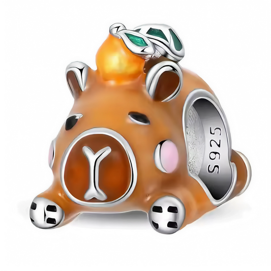 Charm en argent 925 représentant un capybara allongé avec une petite orange posée sur sa tête, mignon et original pour vos bracelets.

Caractéristiques

– Métal : argent 925
– Détails précis : capybara allongé et orange
– Compatible avec tous types de bracelets en argent 925