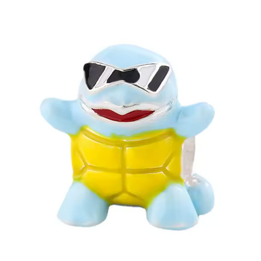 Plongez dans l’univers aquatique de Pokémon avec le Charm - Carapuce, en argent sterling S925. Ce charm représente Carapuce, le célèbre Pokémon de type eau, avec ses détails adorables et ses couleurs bleutées éclatantes. Idéal pour tous les dresseurs et fans de Pokémon, ce charm ajoutera une touche amusante et rafraîchissante à votre bracelet.