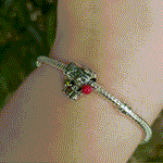 Célébrez l'amour et l'aventure avec le Charm Carl et Ellie inspiré du film Là-Haut. Ce charm en argent 925 représente le couple emblématique, Carl et Ellie, symbolisant l'amour éternel, les rêves partagés et les souvenirs précieux. Avec leur esprit aventureux et leur complicité, ce charm rend hommage à un amour profond et indestructible qui traverse le temps.

Que ce soit pour un amoureux du film ou pour célébrer une relation spéciale, ce charm est une belle manière de rappeler les moments qui comptent le p