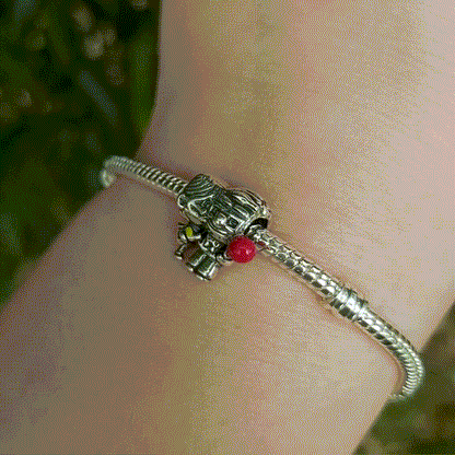 Célébrez l'amour et l'aventure avec le Charm Carl et Ellie inspiré du film Là-Haut. Ce charm en argent 925 représente le couple emblématique, Carl et Ellie, symbolisant l'amour éternel, les rêves partagés et les souvenirs précieux. Avec leur esprit aventureux et leur complicité, ce charm rend hommage à un amour profond et indestructible qui traverse le temps.

Que ce soit pour un amoureux du film ou pour célébrer une relation spéciale, ce charm est une belle manière de rappeler les moments qui comptent le p