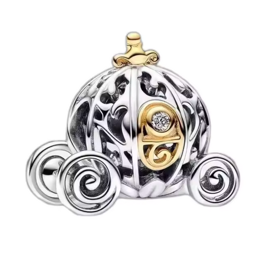 Fêtez le centenaire magique de Disney avec ce charm Carrosse exclusif. Fabriqué en argent 925 et orné de détails enchanteurs, ce bijou représente le célèbre carrosse de Cendrillon, symbolisant les rêves et les contes de fées intemporels.