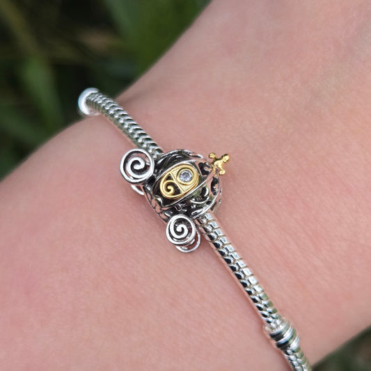 Fêtez le centenaire magique de Disney avec ce charm Carrosse exclusif. Fabriqué en argent 925 et orné de détails enchanteurs, ce bijou représente le célèbre carrosse de Cendrillon, symbolisant les rêves et les contes de fées intemporels.