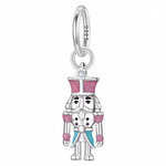 Capturez l'esprit festif avec ce charm Casse-Noisette. En argent 925, ce charm minutieusement sculpté incarne la magie et la tradition des fêtes de fin d'année.