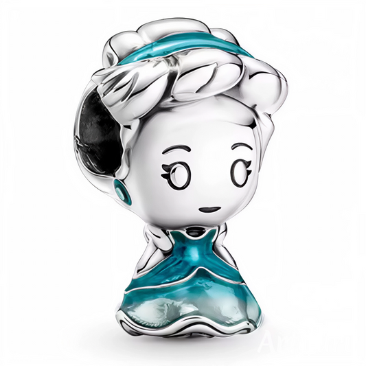 Faites entrer un peu de magie dans votre collection avec ce charm en argent 925 représentant Cendrillon dans sa robe de bal scintillante. Inspiré du célèbre conte de fées Disney, ce bijou capture l’élégance et la grâce de la princesse au moment de son rêve devenu réalité.
