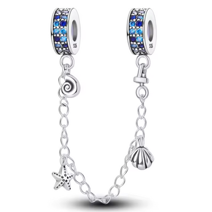 Apportez une touche de fraîcheur et d’évasion à votre bracelet avec ce charm chaîne en argent 925, orné de coquillages délicats, agrémentés de détails bleu éclatants. Symbole de la mer, de la tranquillité et de l’harmonie, ce bijou évoque la beauté et la sérénité des plages ensoleillées.

Son design raffiné, sublimé par des touches de bleu qui capturent la lumière, apportera une note douce et estivale à votre collection.