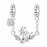 Cette chaîne de sécurité en argent 925 met en scène un petit chat joueur assis parmi des feuilles et des fleurs, levant la patte comme s’il voulait attraper un papillon étincelant suspendu à l’une des bélières. Les deux bélières sont composées d’une rangée de petits cœurs polis, tandis que les fleurs à la base sont rehaussées de pierres roses pour une touche délicate et féminine.