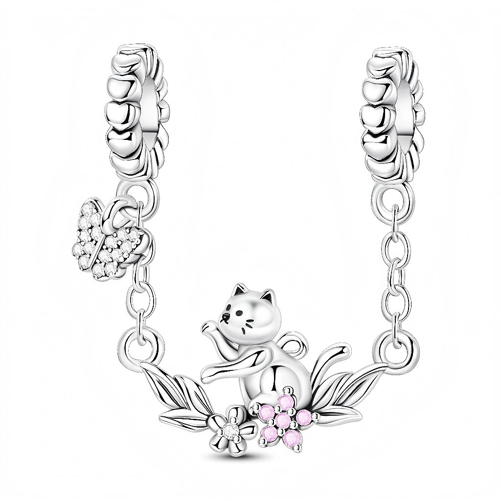Cette chaîne de sécurité en argent 925 met en scène un petit chat joueur assis parmi des feuilles et des fleurs, levant la patte comme s’il voulait attraper un papillon étincelant suspendu à l’une des bélières. Les deux bélières sont composées d’une rangée de petits cœurs polis, tandis que les fleurs à la base sont rehaussées de pierres roses pour une touche délicate et féminine.