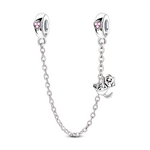 Cette chaîne de sécurité en argent 925 mise sur une touche ludique et attendrissante, avec ses deux bélières lisses chacune sertie d’un petit cristal rose en forme de cœur. Sur l’un des côtés, un adorable chiot en relief se balance au bout de la chaîne, comme suspendu à votre bracelet, apportant mouvement et fantaisie à l’ensemble.
